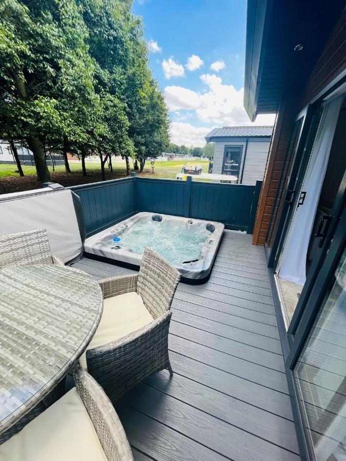 Fir Tree Lodge With Hot Tub York Dış mekan fotoğraf